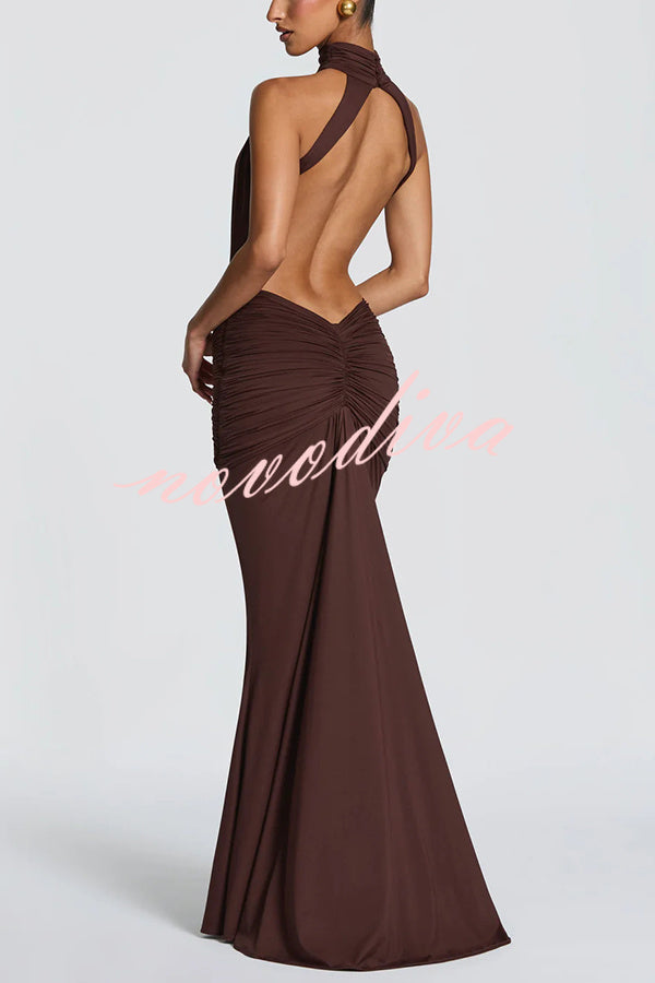 Vestido largo Thekla de punto elástico y fluido con cuello alto, fruncido, espalda descubierta y drapeado