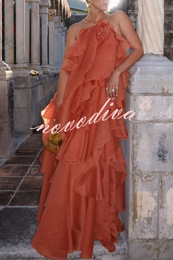 Vestido largo halter vaporoso con detalle de rosa, volantes escalonados y corte en A