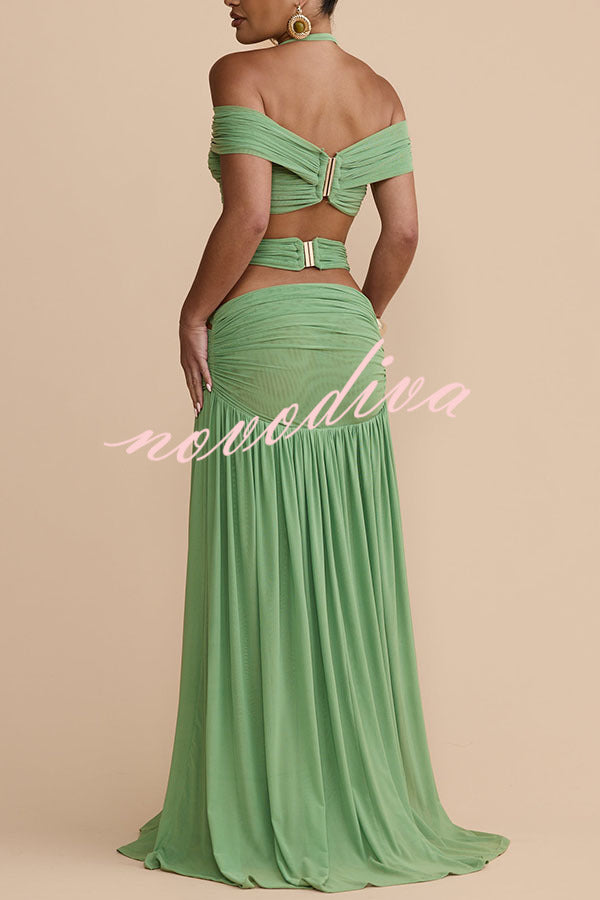 Top corto halter Martina de malla elástica con detalle metálico dorado, fruncido y escote corazón, ideal para vacaciones