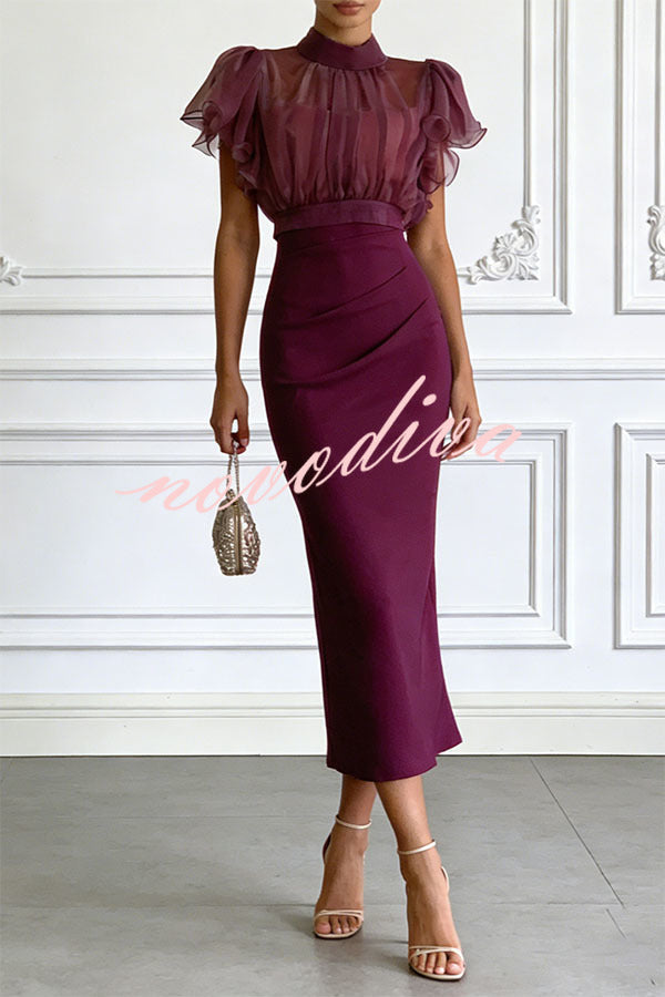 Conjunto de dos piezas de top transparente con cuello alto, manga con volantes y lazada en la espalda y vestido midi lencero fruncido
