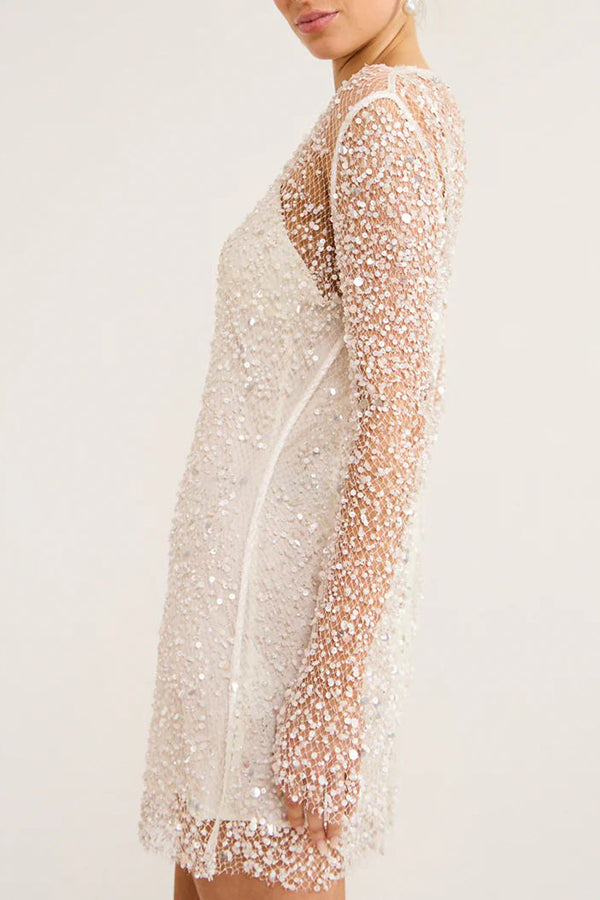 Minivestido brillante de lentejuelas y perlas con combinación por separado