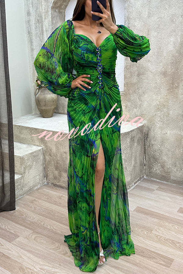 Vestido largo estampado con hombros descubiertos, adornos brillantes, plisado y abertura