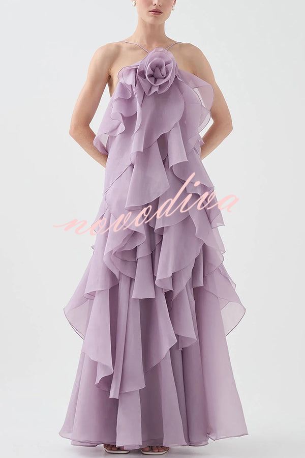 Vestido largo halter vaporoso con detalle de rosa, volantes escalonados y corte en A