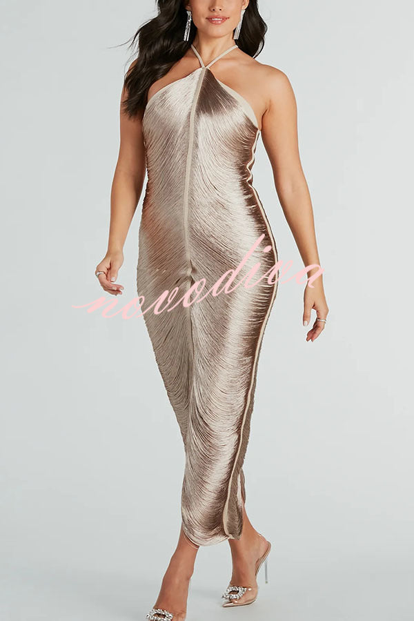 Vestido largo Sexy Toda la Noche metalizado con cuello halter, espalda descubierta, flecos y abertura