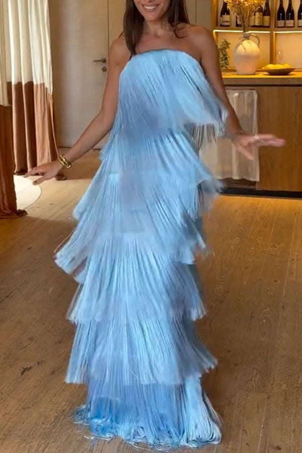 Vestido largo Reina de la Fiesta con flecos en capas, hombros descubiertos y lazada en la espalda