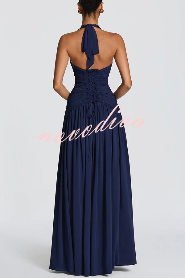 Vestido largo Amaris con cuello halter anudado, escote en V, fruncido, lazada en la espalda, abertura y caída drapeada