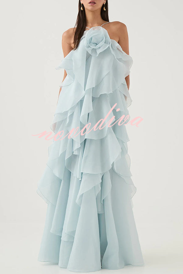 Vestido largo halter vaporoso con detalle de rosa, volantes escalonados y corte en A