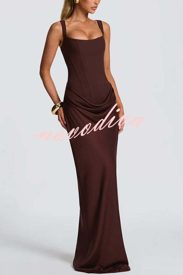 Vestido largo Larrah con escote cuadrado, lazada en la espalda y bajo drapeado de satén