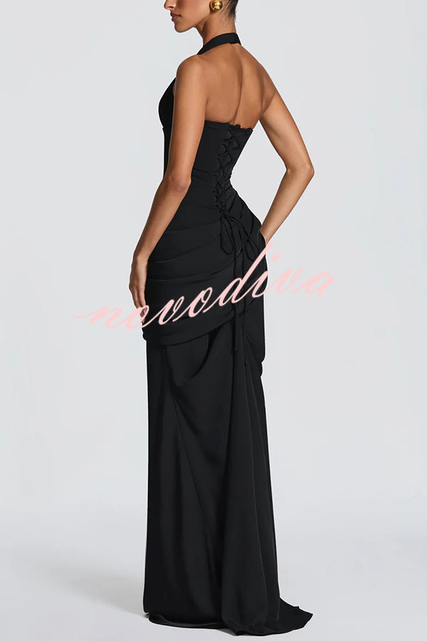 Vestido largo Nehemia con cuello halter, escote de pico, lazada en la espalda y paneles drapeados plisados asimétricos