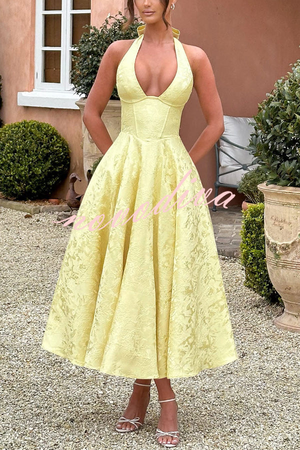 Vestido midi elegante de jacquard con cuello halter, cintura entallada y espalda abierta