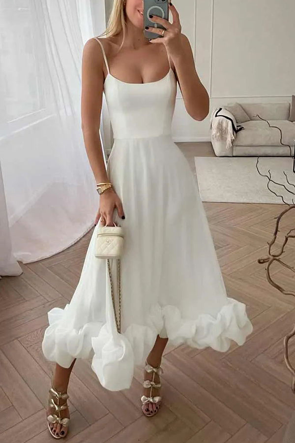 Vestido midi de fiesta Chica de Medianoche tipo bustier con volantes, ideal para banquetes