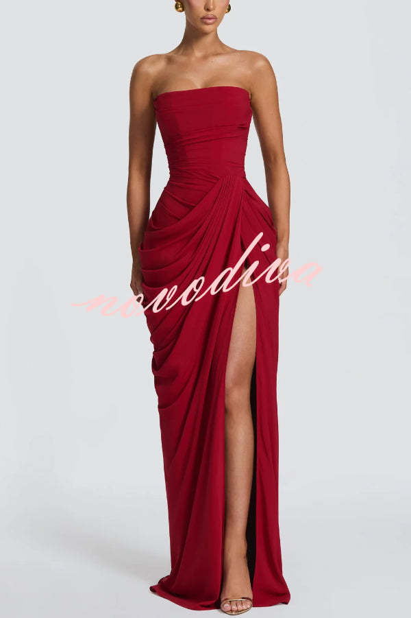 Vestido largo Cyra palabra de honor con plisado asimétrico, abertura y lazada en la espalda