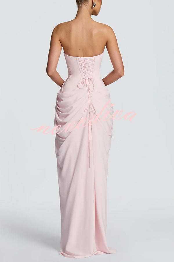 Vestido largo Cyra palabra de honor con plisado asimétrico, abertura y lazada en la espalda