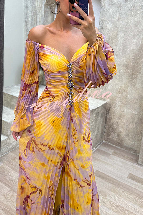Vestido largo estampado con hombros descubiertos, adornos brillantes, plisado y abertura