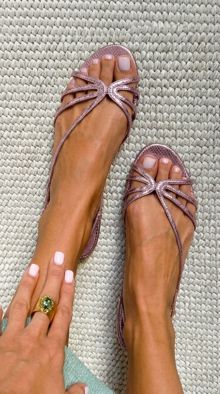 Serafina | Sandalias doradas, esencia del verano