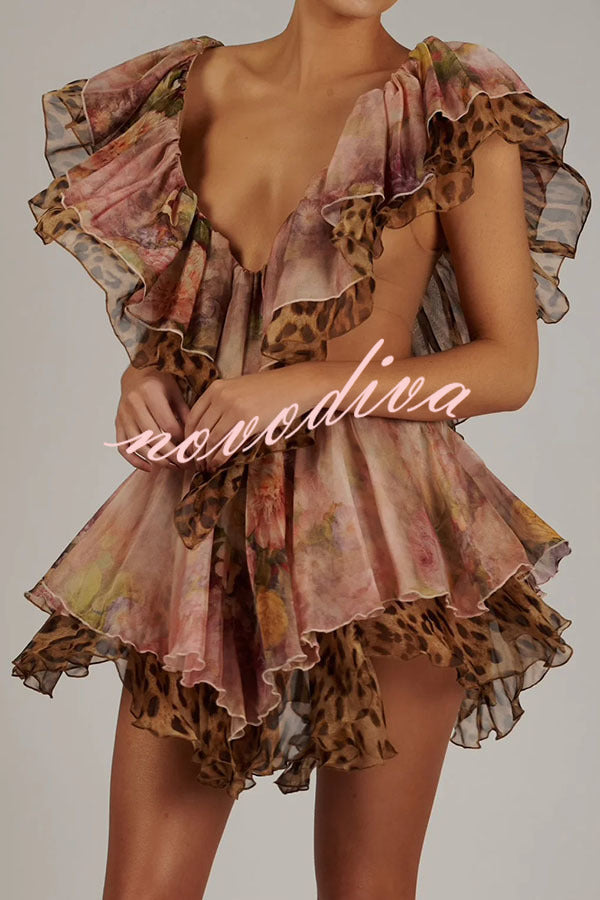 Minivestido Dreamy Island con estampado floral y de leopardo, abertura en la cintura y volantes escalonados