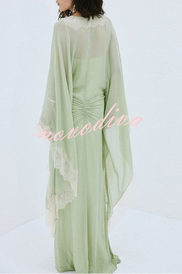 Vestido largo Evita de georgette con ribete de encaje, manga estilo caftán y fruncido en cadera