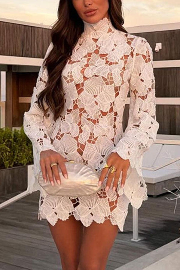 Minivestido de encaje de ganchillo con conchas, cuello alto y manga larga acampanada