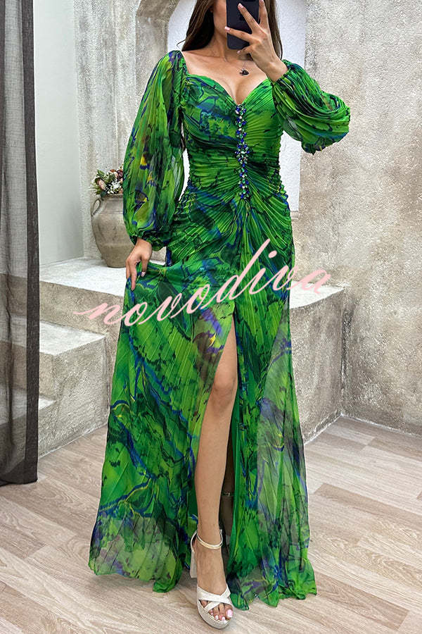 Vestido largo estampado con hombros descubiertos, adornos brillantes, plisado y abertura