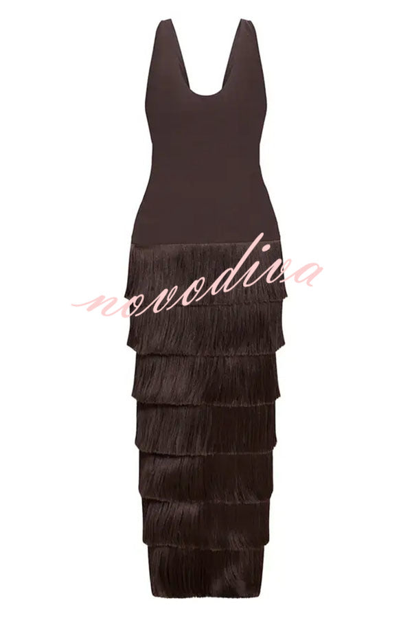 Vestido largo de tirantes sin mangas con flecos en capas en el bajo, estilo western chic
