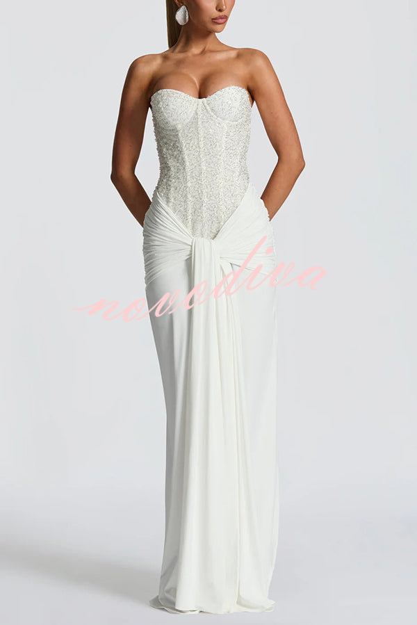 Vestido largo Carina de lentejuelas y punto satinado con hombros descubiertos, fruncido, nudo y caída drapeada