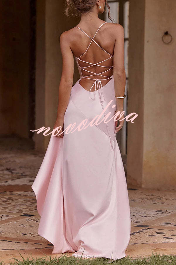 Vestido largo Samira de satén con volantes, bajo asimétrico, abertura y lazada en la espalda