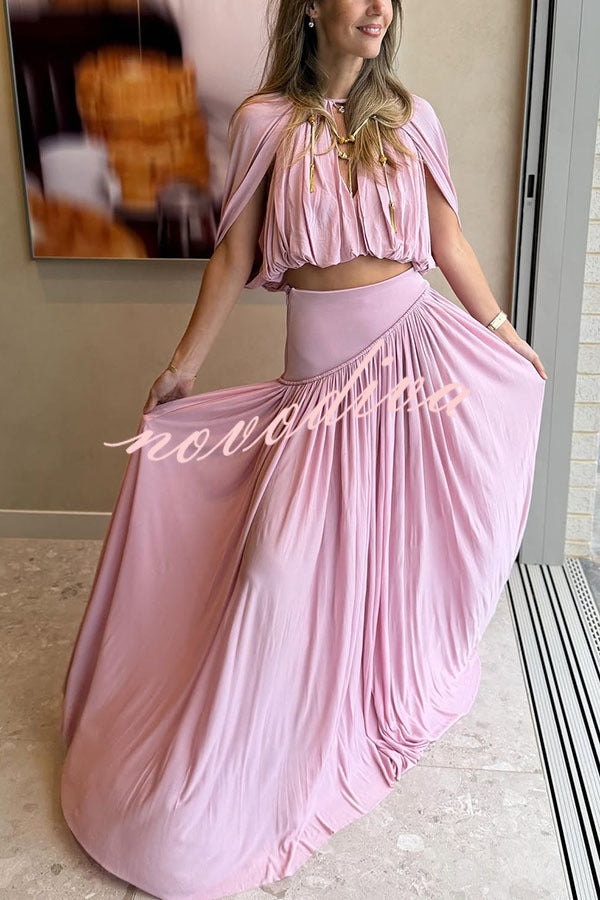 Conjunto Venus de top corto fruncido con abertura en el cuello y en las mangas y falda larga plisada de tiro alto