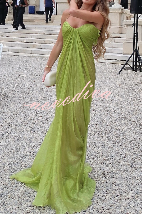 Vestido largo Victoria de tejido plisado brillante y fluido con lazada en la espalda y drapeado