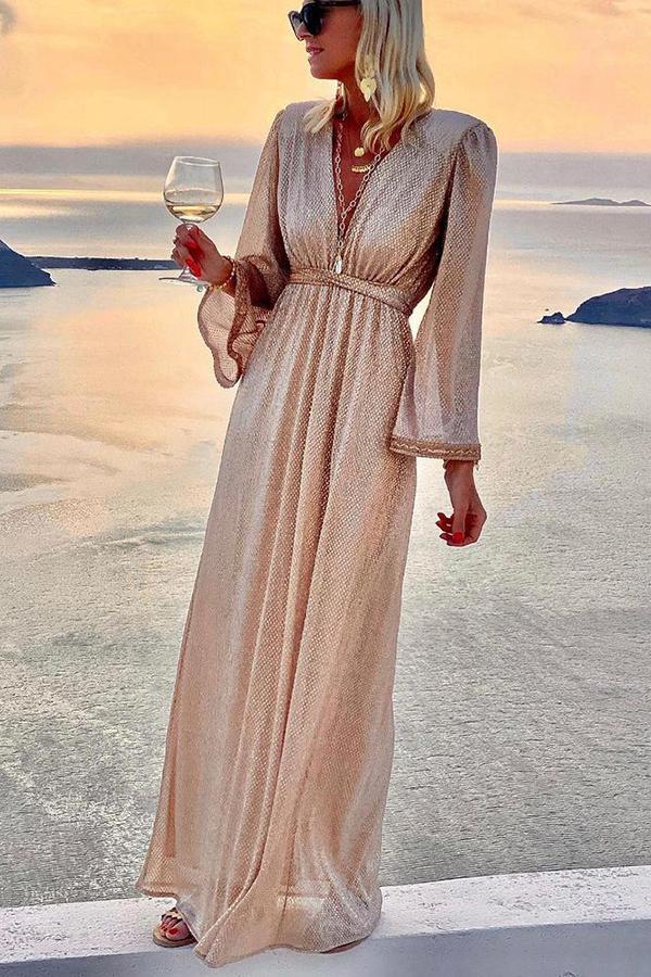 Vestido de cóctel brillante con mangas acampanadas