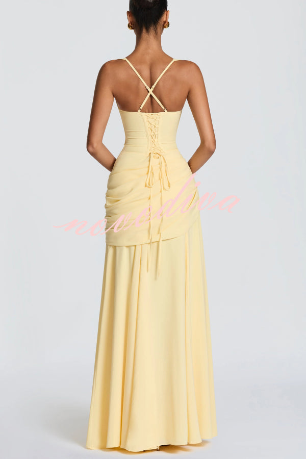 Vestido largo elegante y ajustado de tirantes finos con escote cuadrado y plisado
