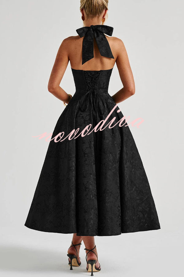 Vestido midi elegante de jacquard con cuello halter, cintura entallada y espalda abierta