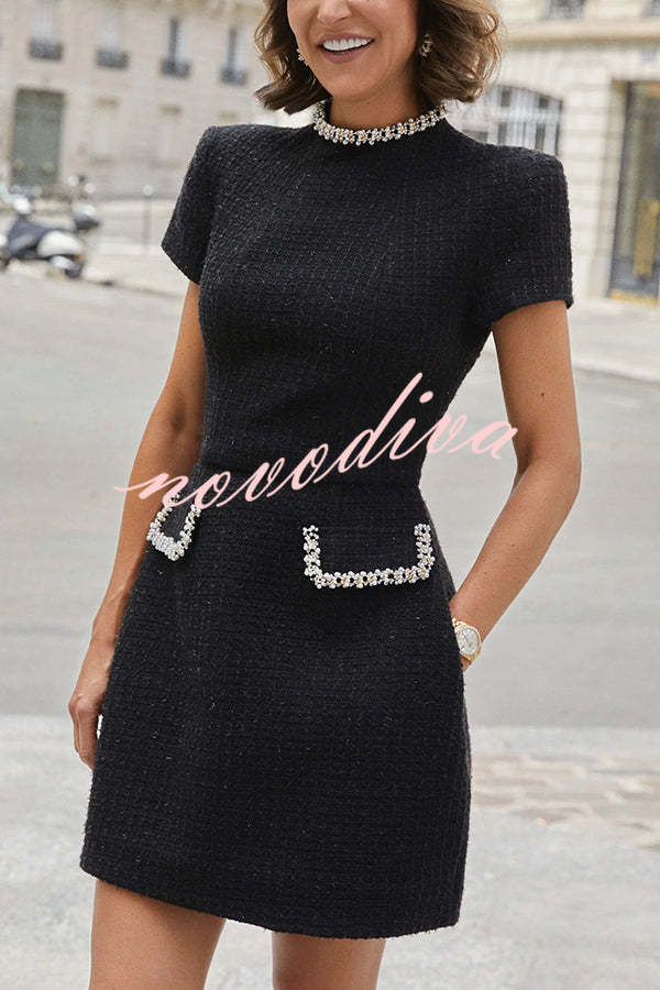 Minivestido Exquisite and Playful de tweed con ribete de perlas, manga corta y bolsillos
