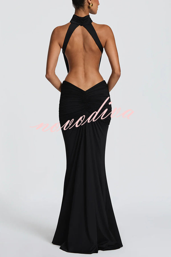 Vestido largo Thekla de punto elástico y fluido con cuello alto, fruncido, espalda descubierta y drapeado