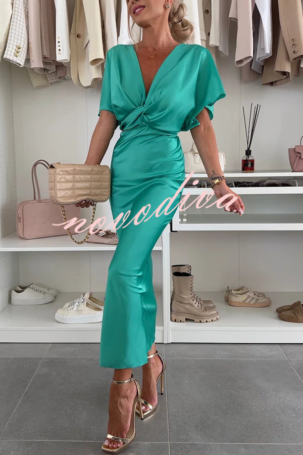 Vestido largo ajustado de satén liso con escote de pico y nudo cruzado