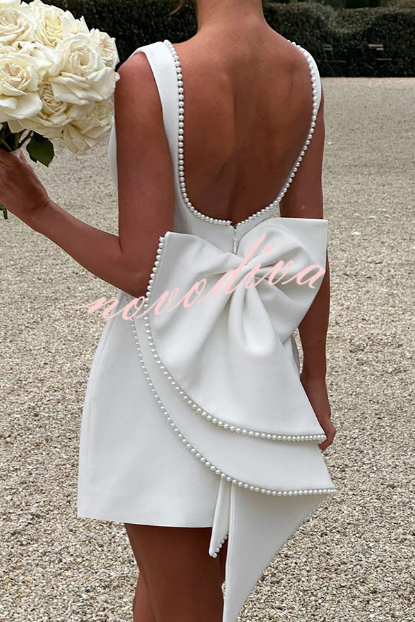 Minivestido ajustado con gran lazo adornado con perlas