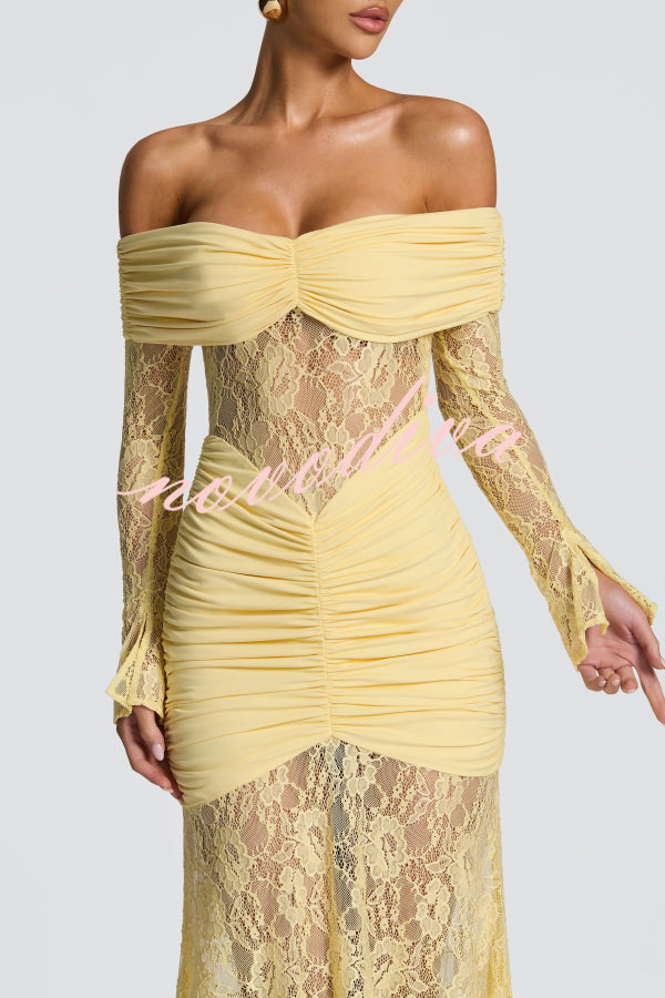 Vestido largo ajustado de color liso con hombros descubiertos, encaje, manga larga y plisado