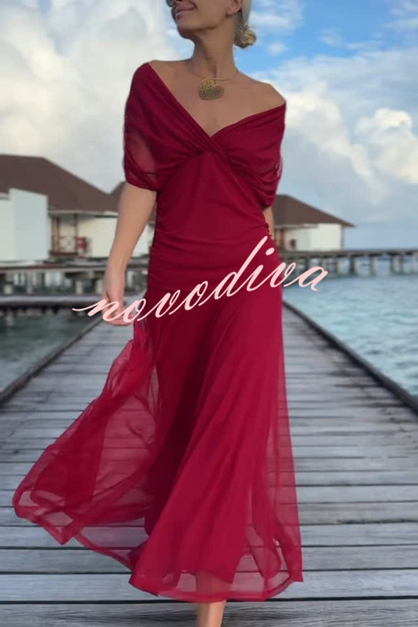 Vestido largo vacacional de malla con estampado único, escote en V y cintura marcada