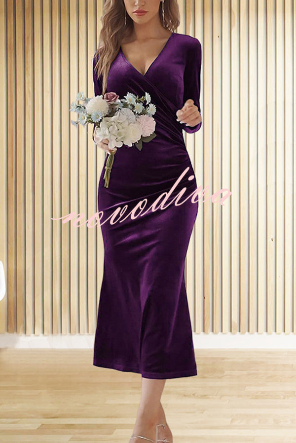 Vestido largo sirena de terciopelo en color liso con escote en V, manga larga y corte ajustado