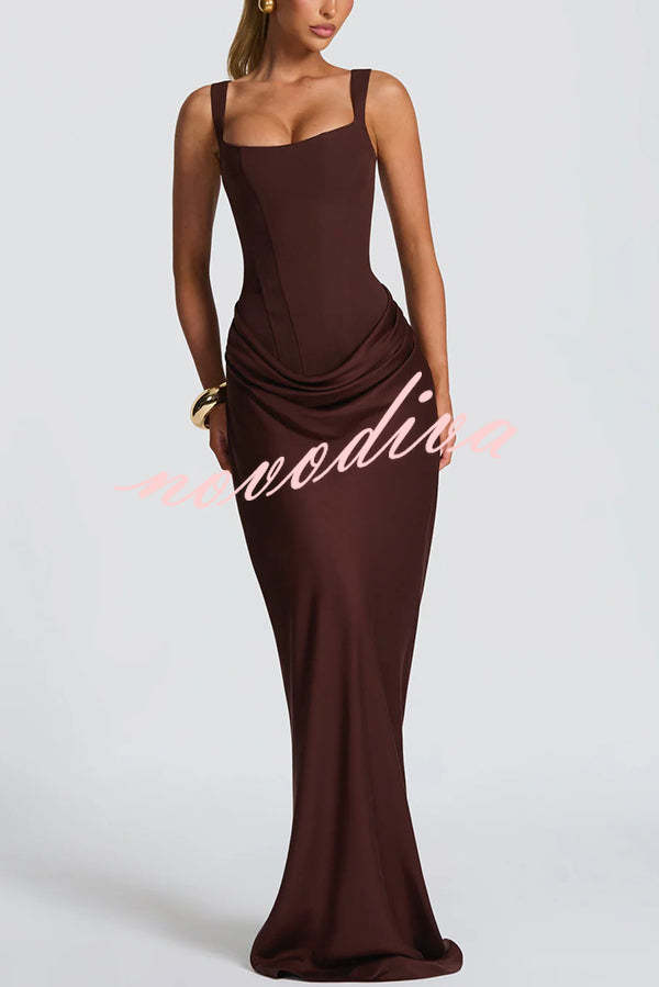 Vestido largo Larrah con escote cuadrado, lazada en la espalda y bajo drapeado de satén