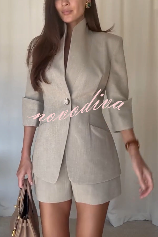 Conjunto Devora en mezcla de lino de blazer con cuello solapa alzado, media manga, botones y bolsillos, y shorts de talle alto