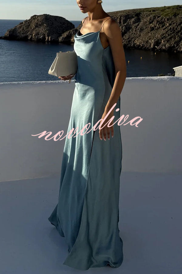 Vestido largo Flowing Elegance de satén con cuello drapeado, espalda descubierta, volantes y abertura