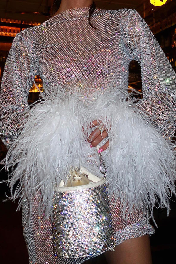 Minivestido de fiesta Sorpresa Nocturna de tejido con strass y mangas de plumas