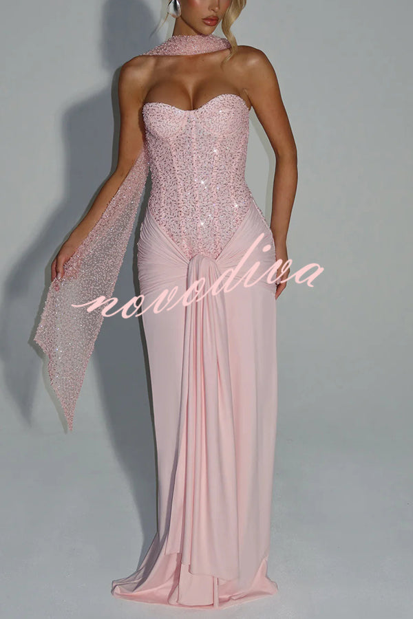 Vestido largo Carina de lentejuelas y punto satinado con hombros descubiertos, fruncido, nudo y caída drapeada