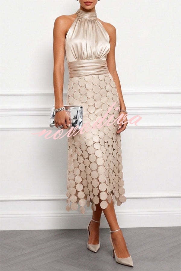 Vestido midi Janice de satén fruncido con cuello halter, sin mangas y bajo bordado de lunares