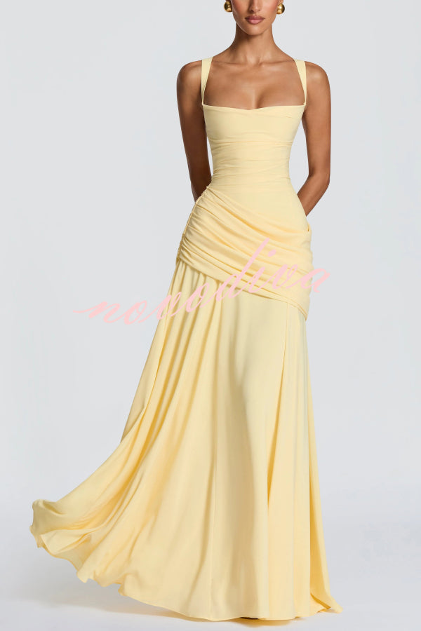 Vestido largo elegante y ajustado de tirantes finos con escote cuadrado y plisado