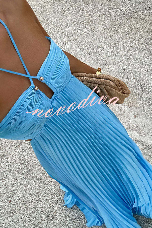 Vestido largo vaporoso Caught Your Eyes de satén plisado con tirantes cruzados y aberturas