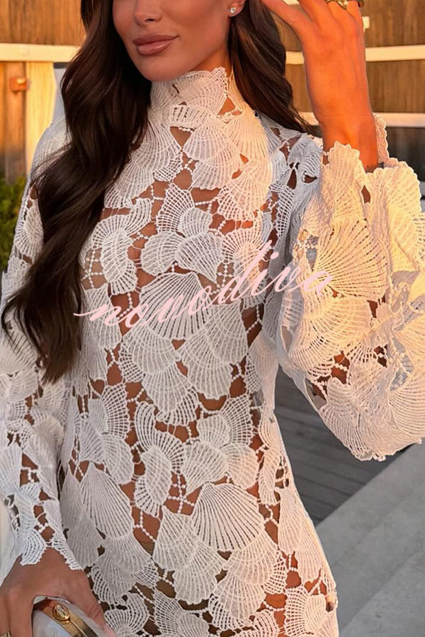 Minivestido de encaje de ganchillo con conchas, cuello alto y manga larga acampanada