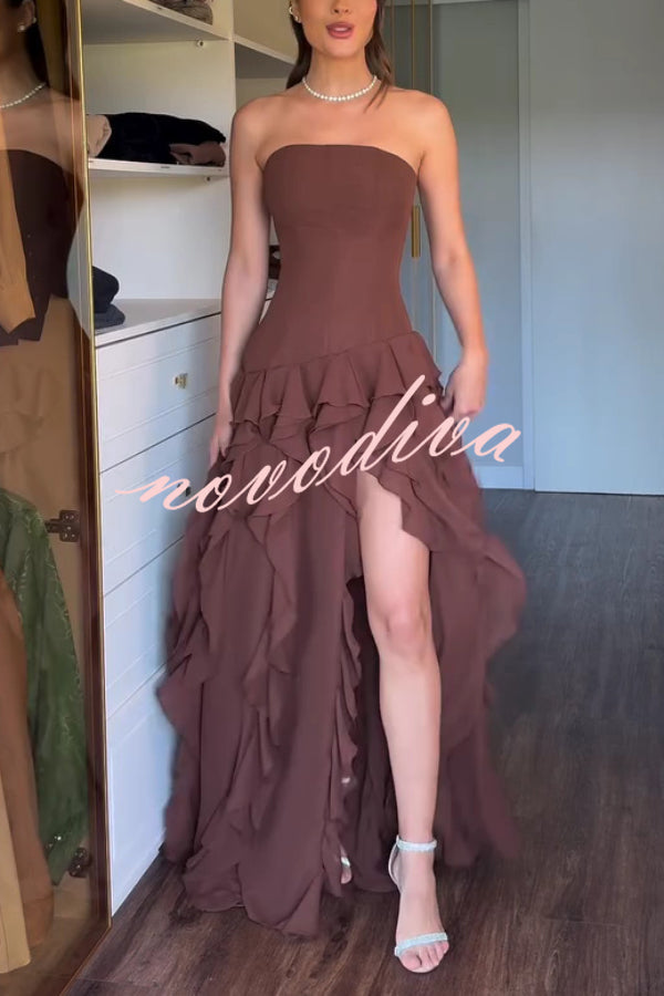 Vestido largo elegante ajustado sin mangas con hombros descubiertos, volantes y abertura alta
