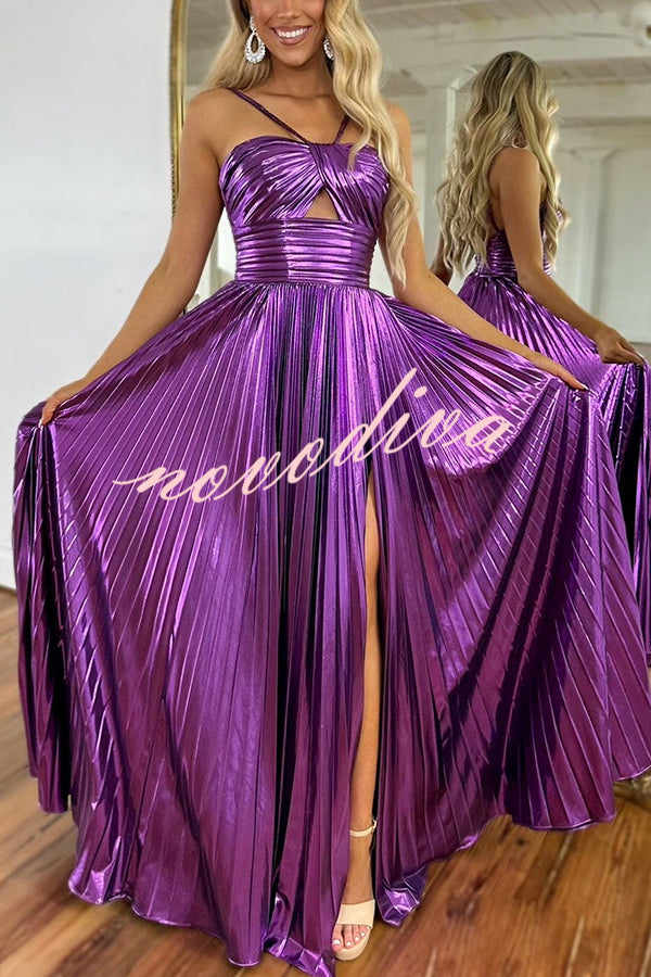 Vestido largo plisado Estilo Reina de tejido metalizado con escote cruzado, abertura y calado
