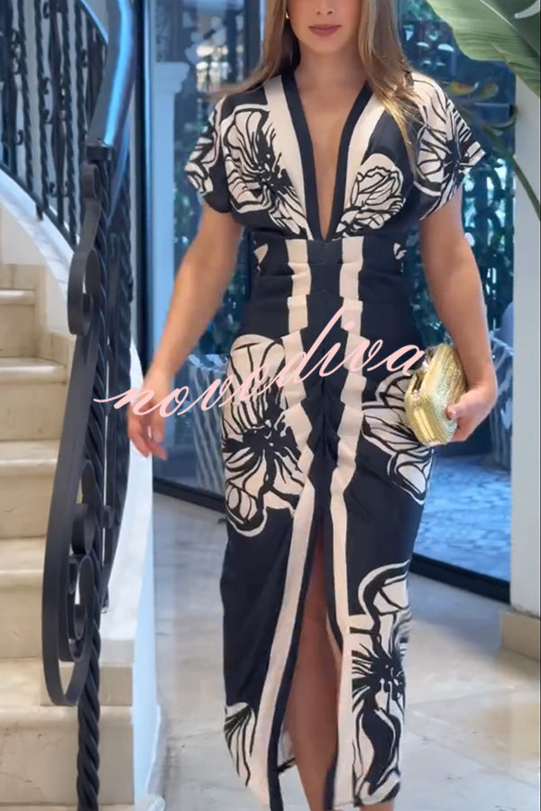 Vestido midi Bella de manga dolman con estampado exclusivo en contraste, fruncido y abertura